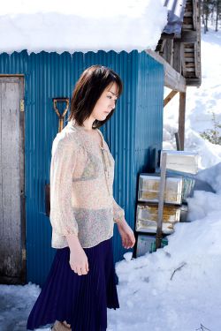 将军低头含住了她的前胸